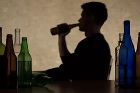 Ер адам алкогольді тұтынады